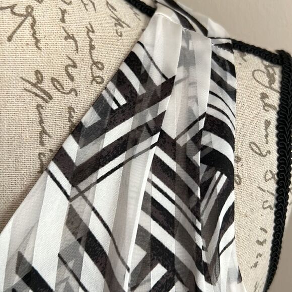 LIKE NEW White House Black Market blouse - Picture 4 of 7